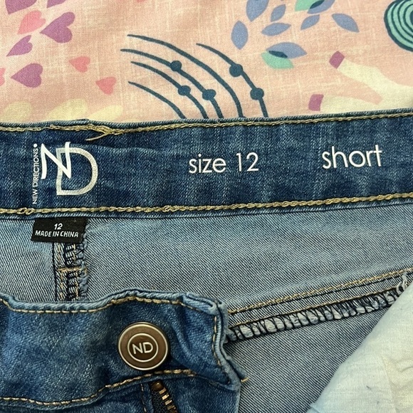 New Directions Printed Denim Shorts - Picture 14 of 16